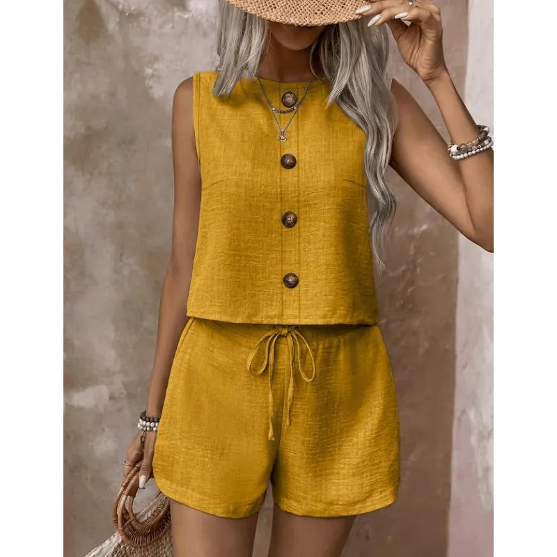 Ensemble femme estival avec top sans manches à boutons et short ajustable