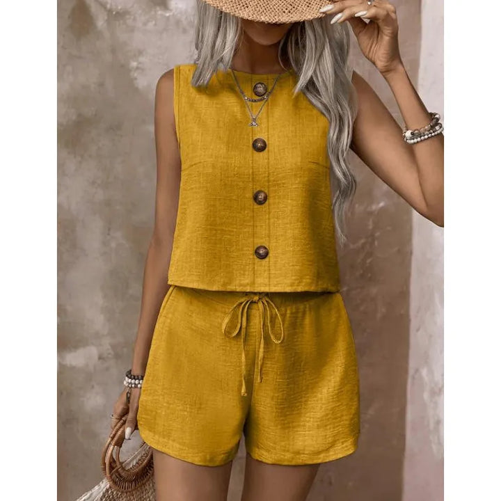 Ensemble femme estival avec top sans manches à boutons et short ajustable