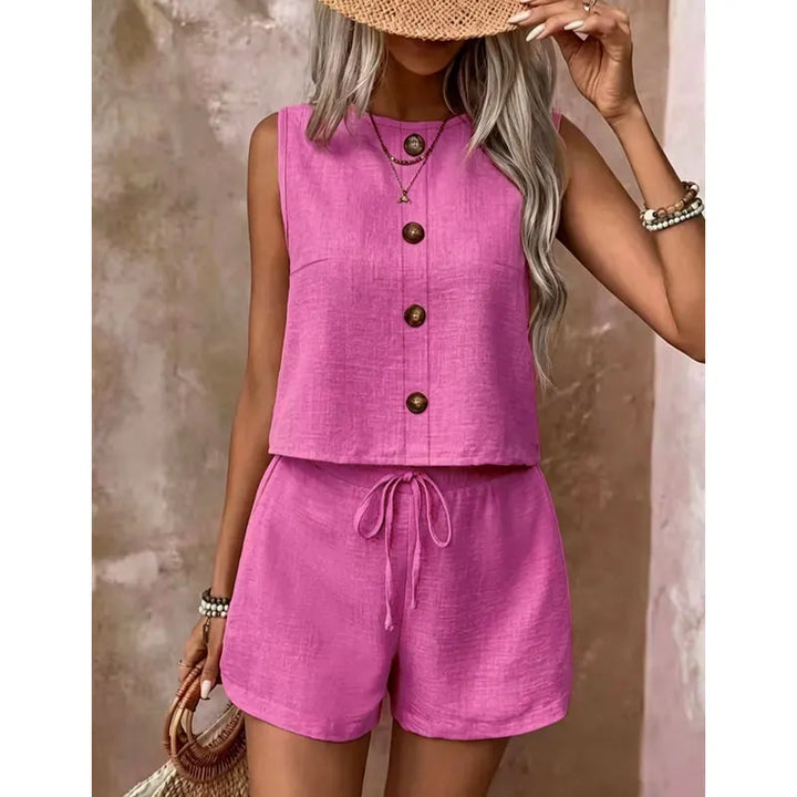 Ensemble femme estival avec top sans manches à boutons et short ajustable