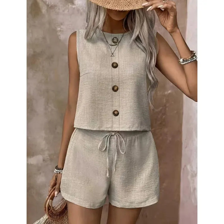 Ensemble femme estival avec top sans manches à boutons et short ajustable