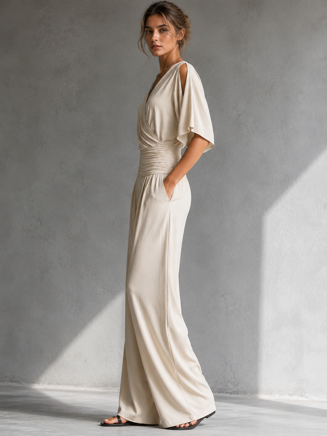 Combinaison femme élégante à col V croisé et pantalon large