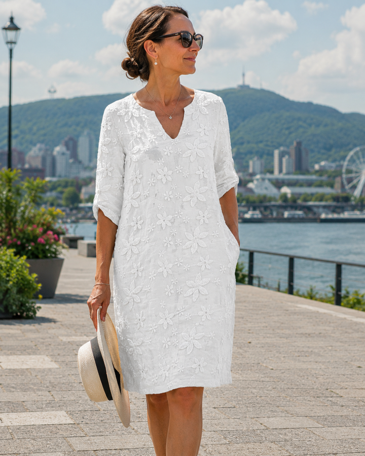 Robe femme blanche à fleurs avec col V et coupe fluide