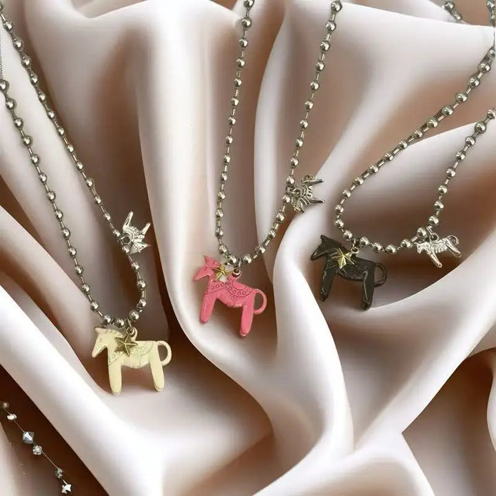 Collier femme à perles argentées avec pendentif cheval – le cadeau parfait pour les passionnées de chevaux