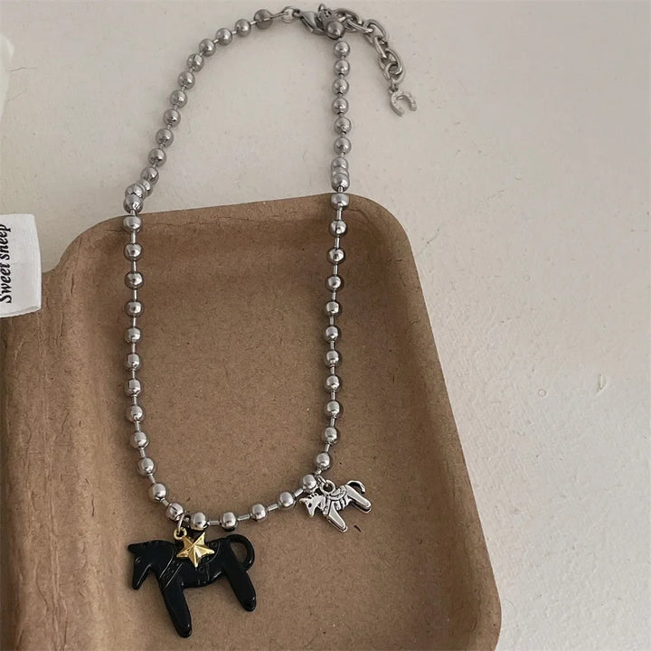 Collier femme à perles argentées avec pendentif cheval – le cadeau parfait pour les passionnées de chevaux