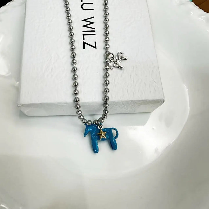 Collier femme à perles argentées avec pendentif cheval – le cadeau parfait pour les passionnées de chevaux