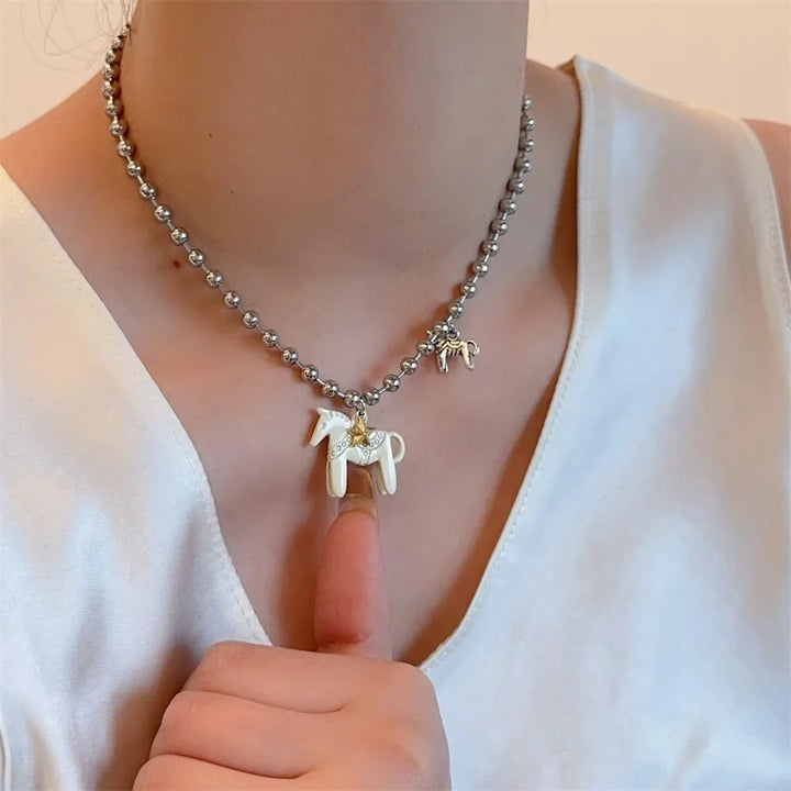 Collier femme à perles argentées avec pendentif cheval – le cadeau parfait pour les passionnées de chevaux