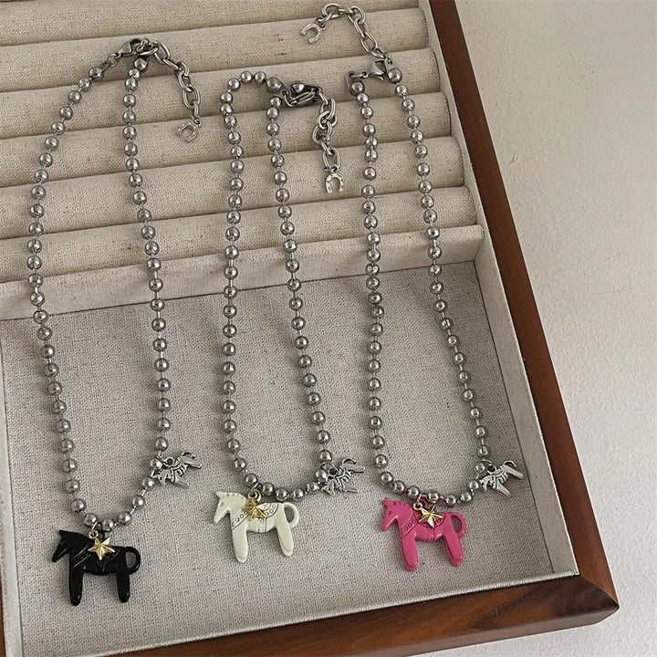 Collier femme à perles argentées avec pendentif cheval – le cadeau parfait pour les passionnées de chevaux