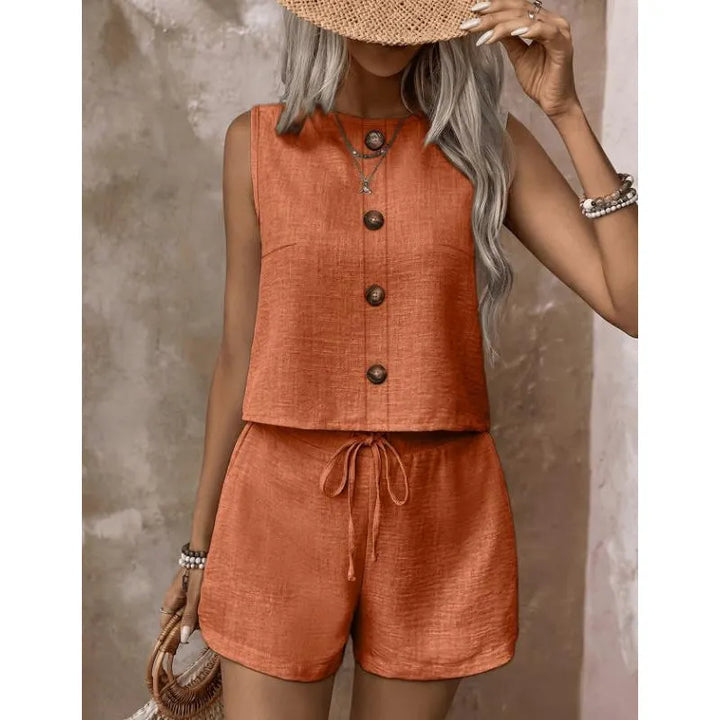 Ensemble femme estival avec top sans manches à boutons et short ajustable