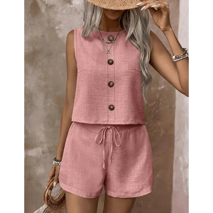 Ensemble femme estival avec top sans manches à boutons et short ajustable