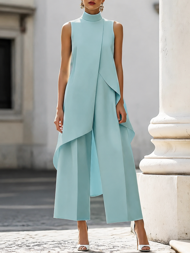 Combinaison femme élégante à col montant et coupe asymétrique
