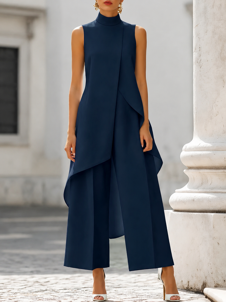 Combinaison femme élégante à col montant et coupe asymétrique