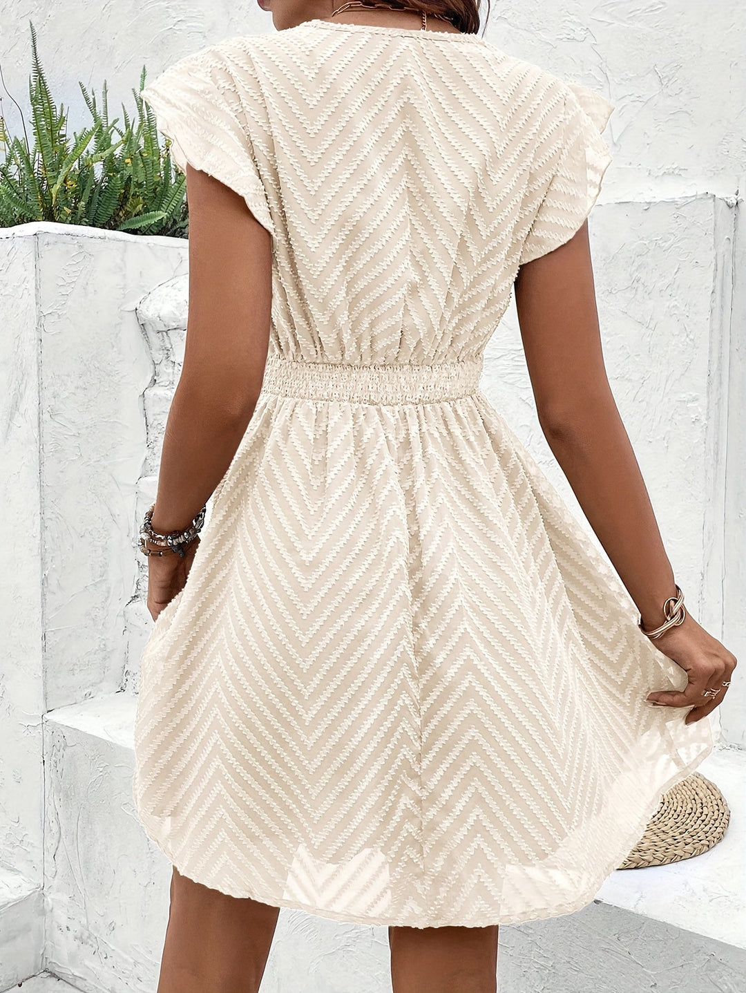 Robe courte femme brodée à col V et taille cintrée