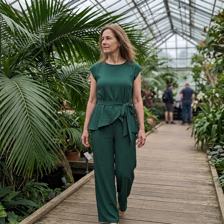 Ensemble femme chic avec haut ceinturé et pantalon large
